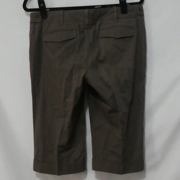 CLUB MONACO | size 6 | Stylish Khaki Mid-Rise Capris - Picture 2 of 14